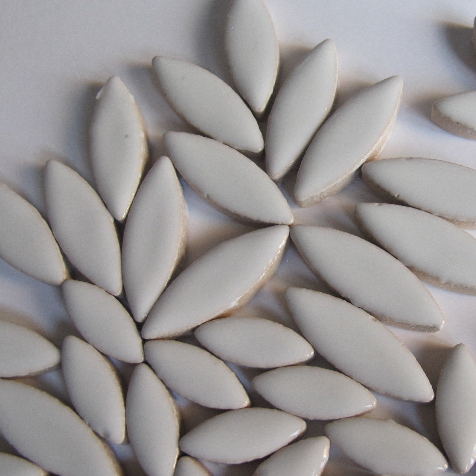 Pétalos y hojas de cerámica para mosaicos - Mezcla blanca